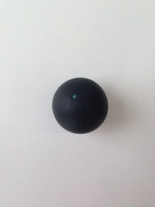Használt squash labda egy kék pöttyös